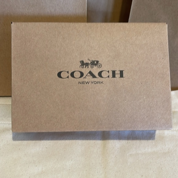 Coach Women’s Wristlet. NWT. Corner Zip. Gift Ready Coach Box & Bag - Picture 4 of 8